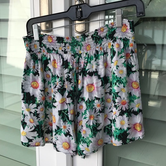 Cute flowy flower summer shorts - Picture 2 of 3